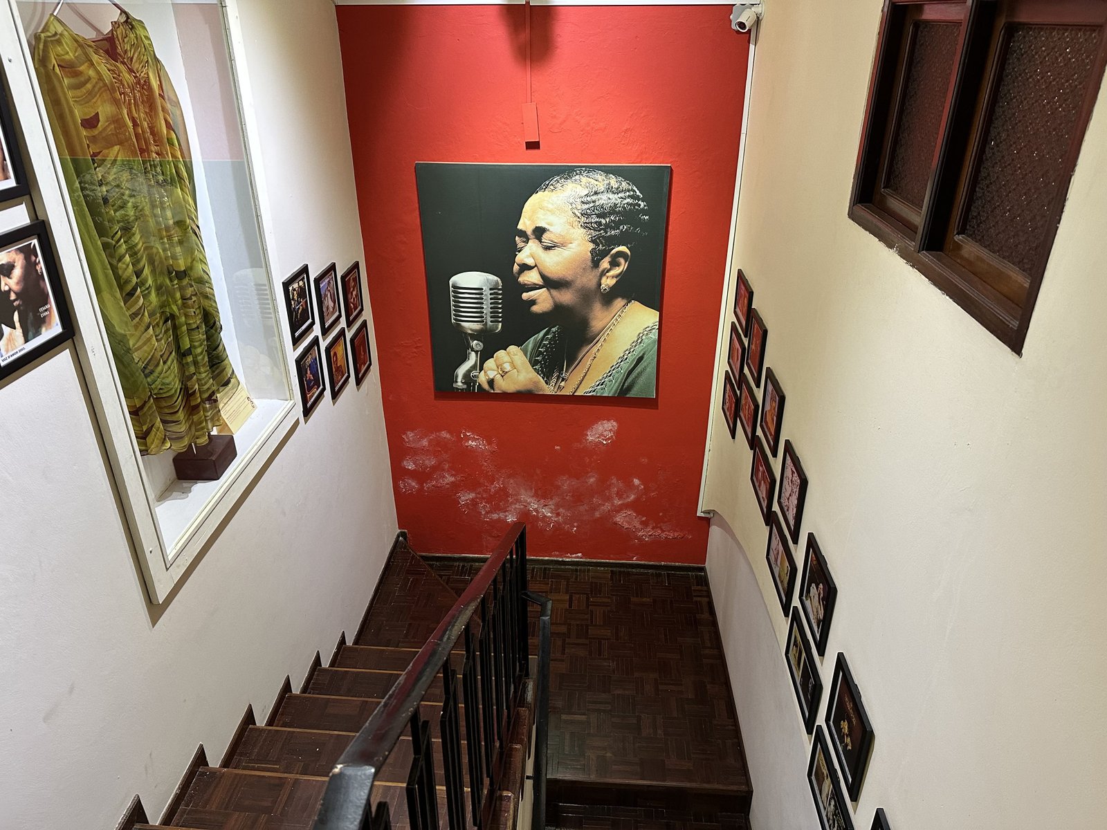 Foto van Cesária Evora op okerrode achtergrond in museum in Mindelo.
