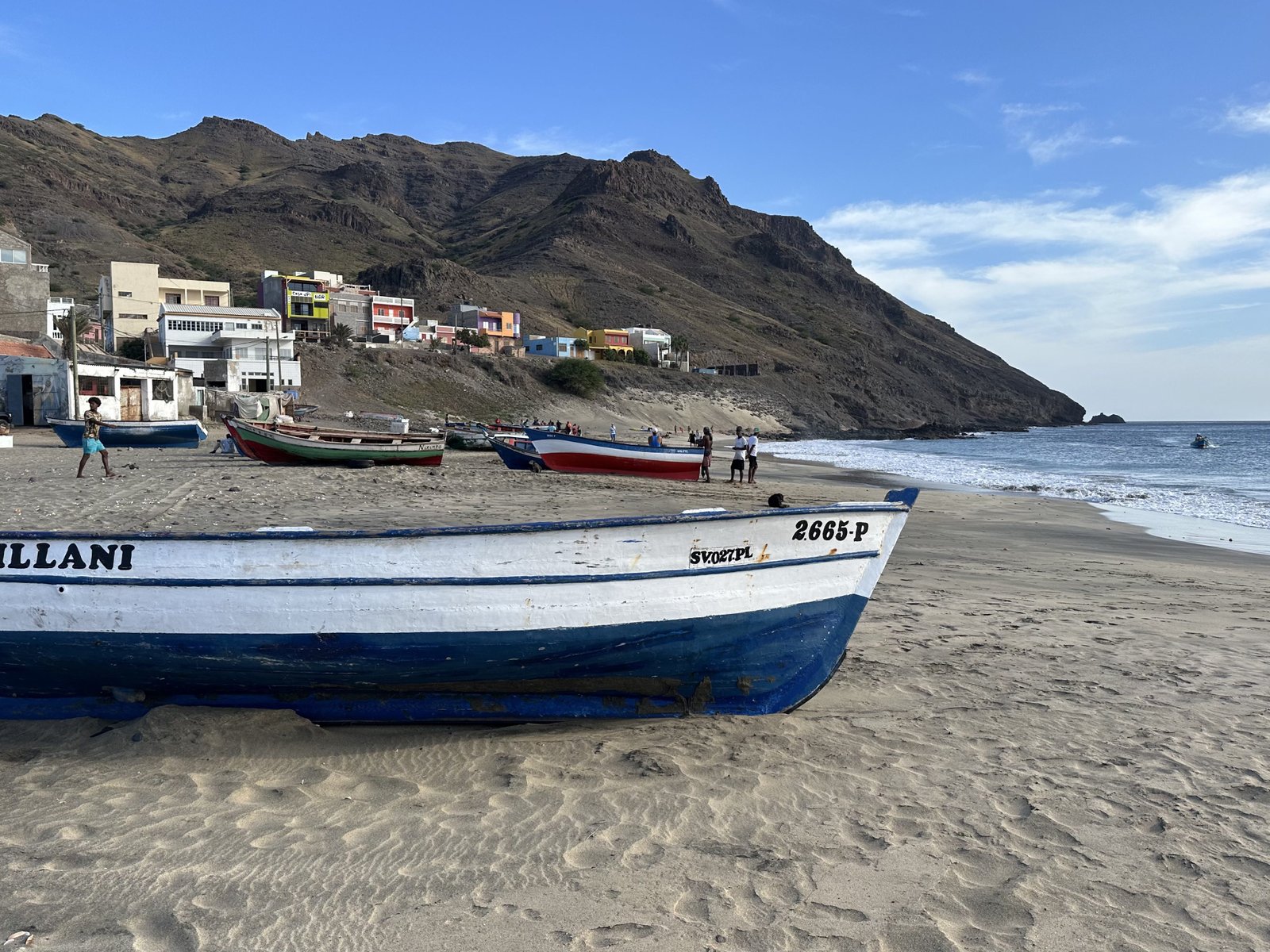 Blauwwit bootje op het strand van São Pedro.