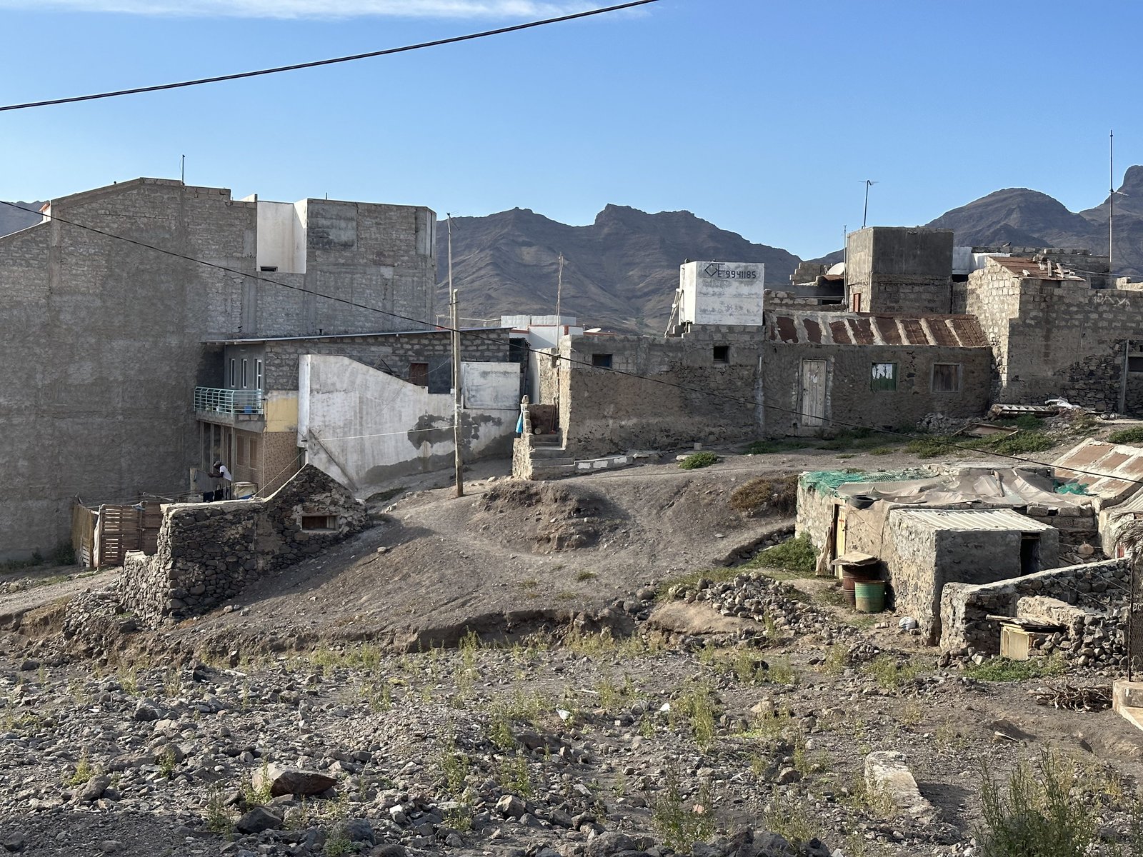 Half afgewerkte woningen in São Pedro.