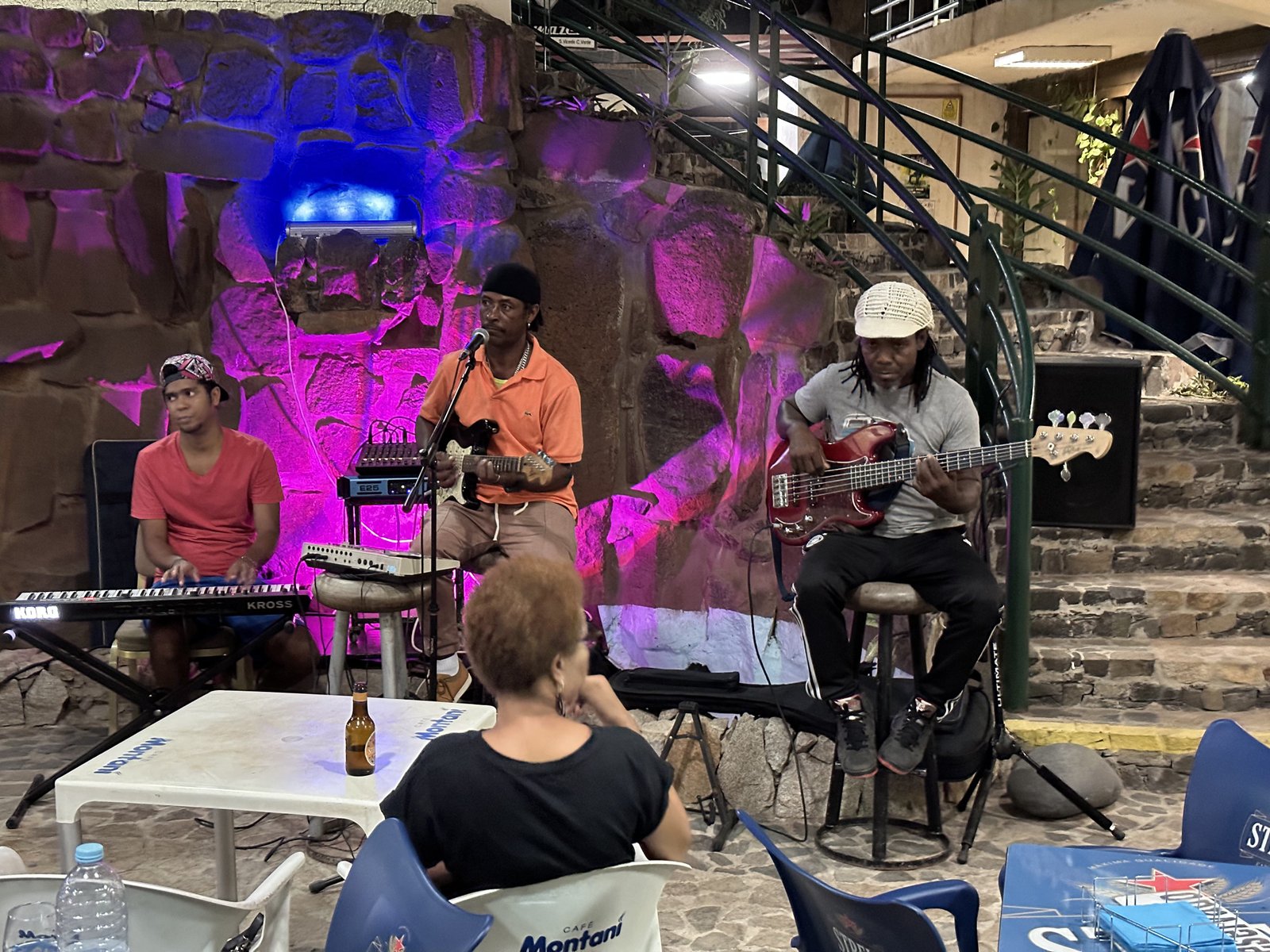 Lokaal bandje in kleurrijk verlichte bar in Mindelo.