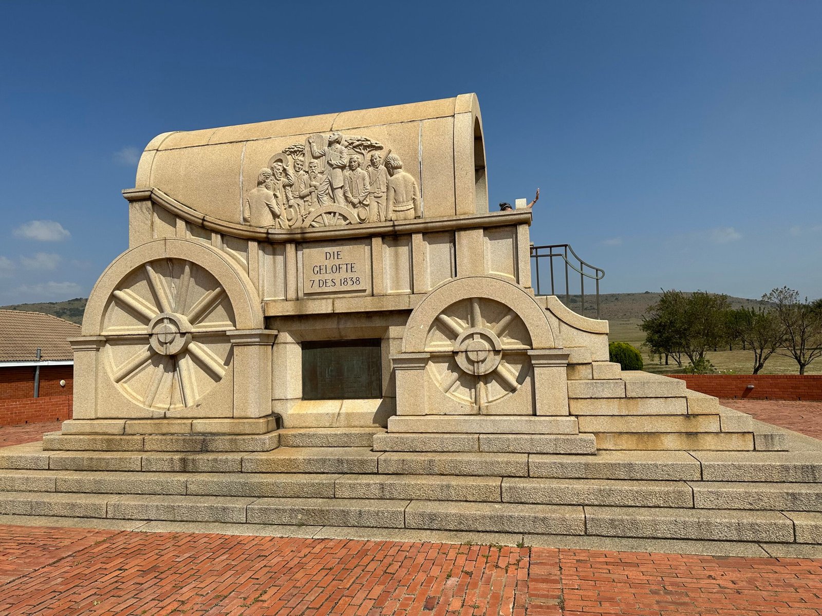 Beige betonnen replicatie van voortrekker-huifkar.