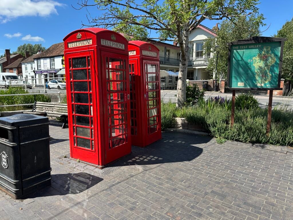 Twee rode telefooncellen.