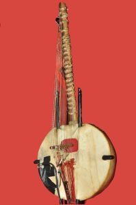Kora-instrument op rode achtergrond