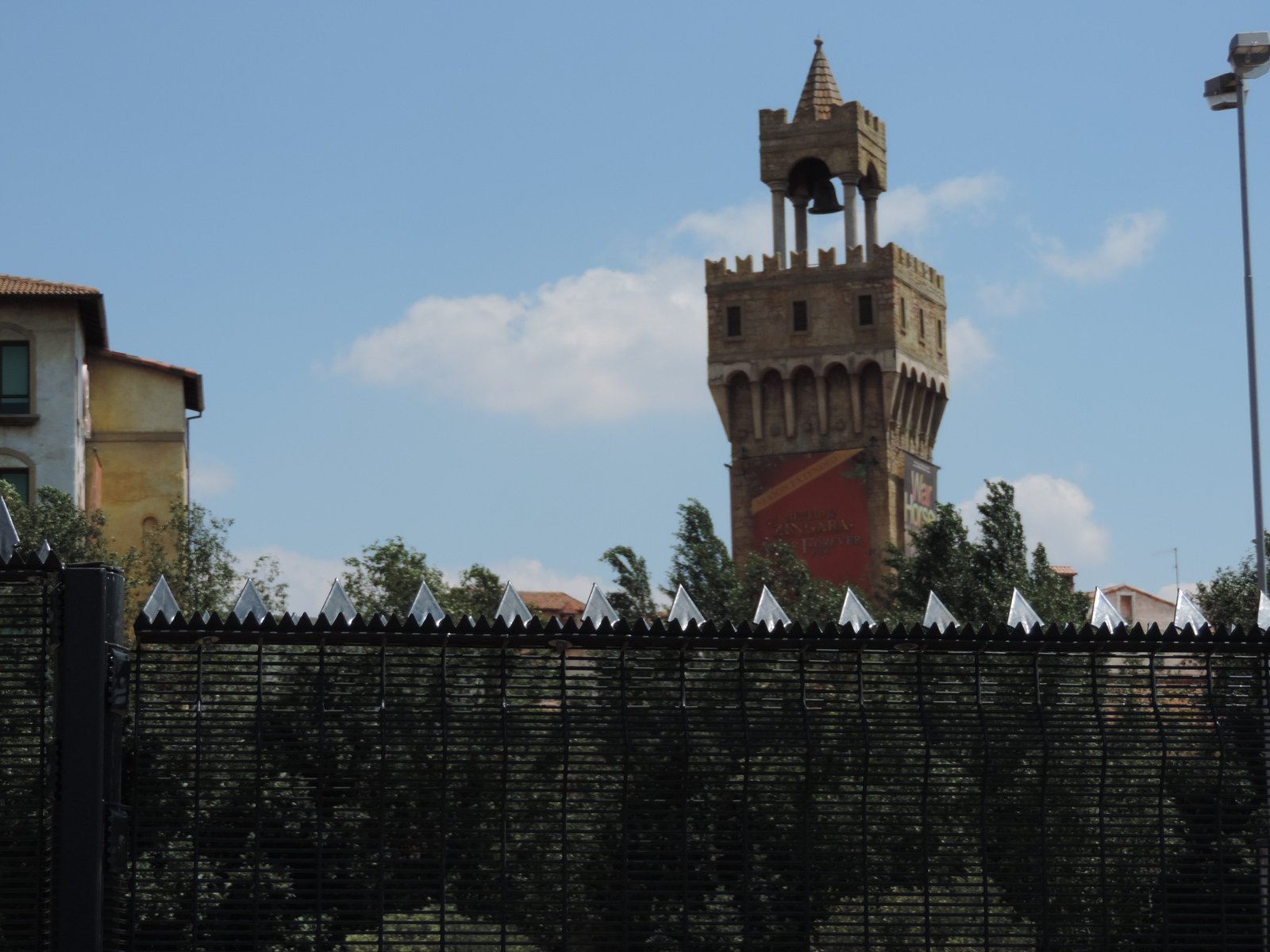 Italiaans aandoende klokkentoren. 
