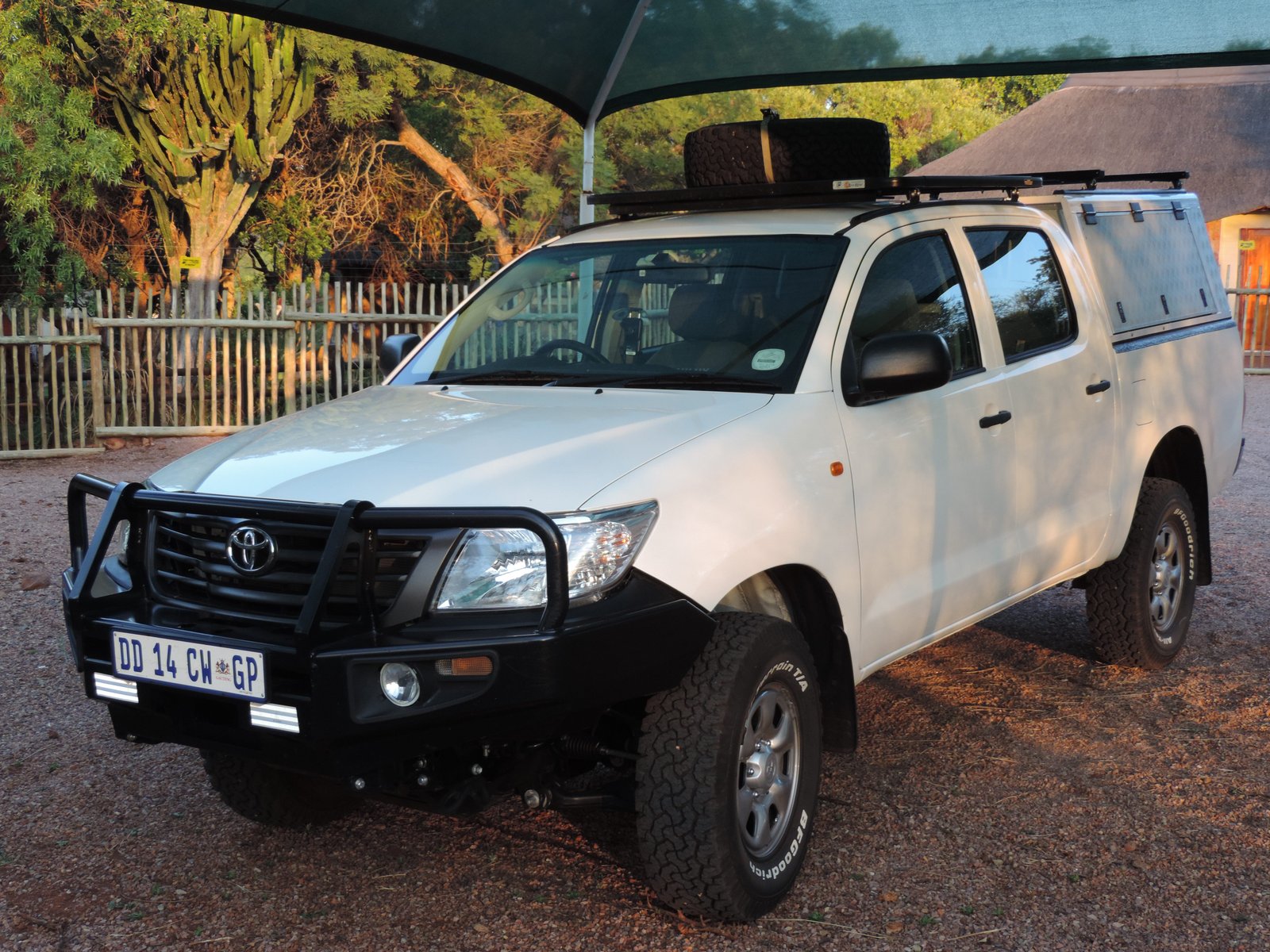 Witte Toyota Hilux. 