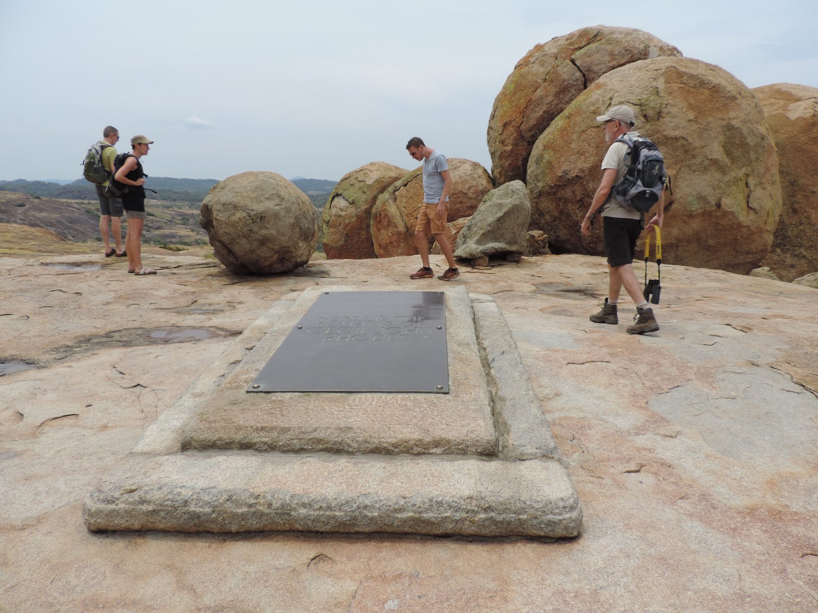 Platte grafzerk van Rhodes op plateau met grote rotsen.