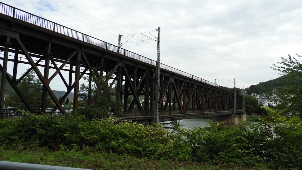Lange metalen spoorwegbrug.
