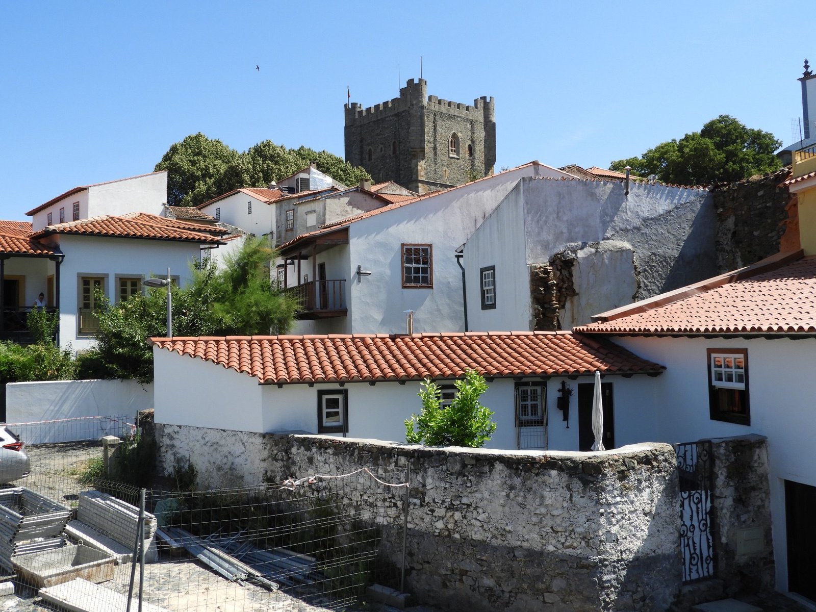 Witte huisjes, rode daken, Castelo van Bragança. 