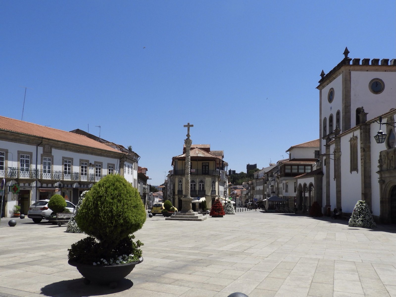Bragança: Praça de Igreja da Sé. 
