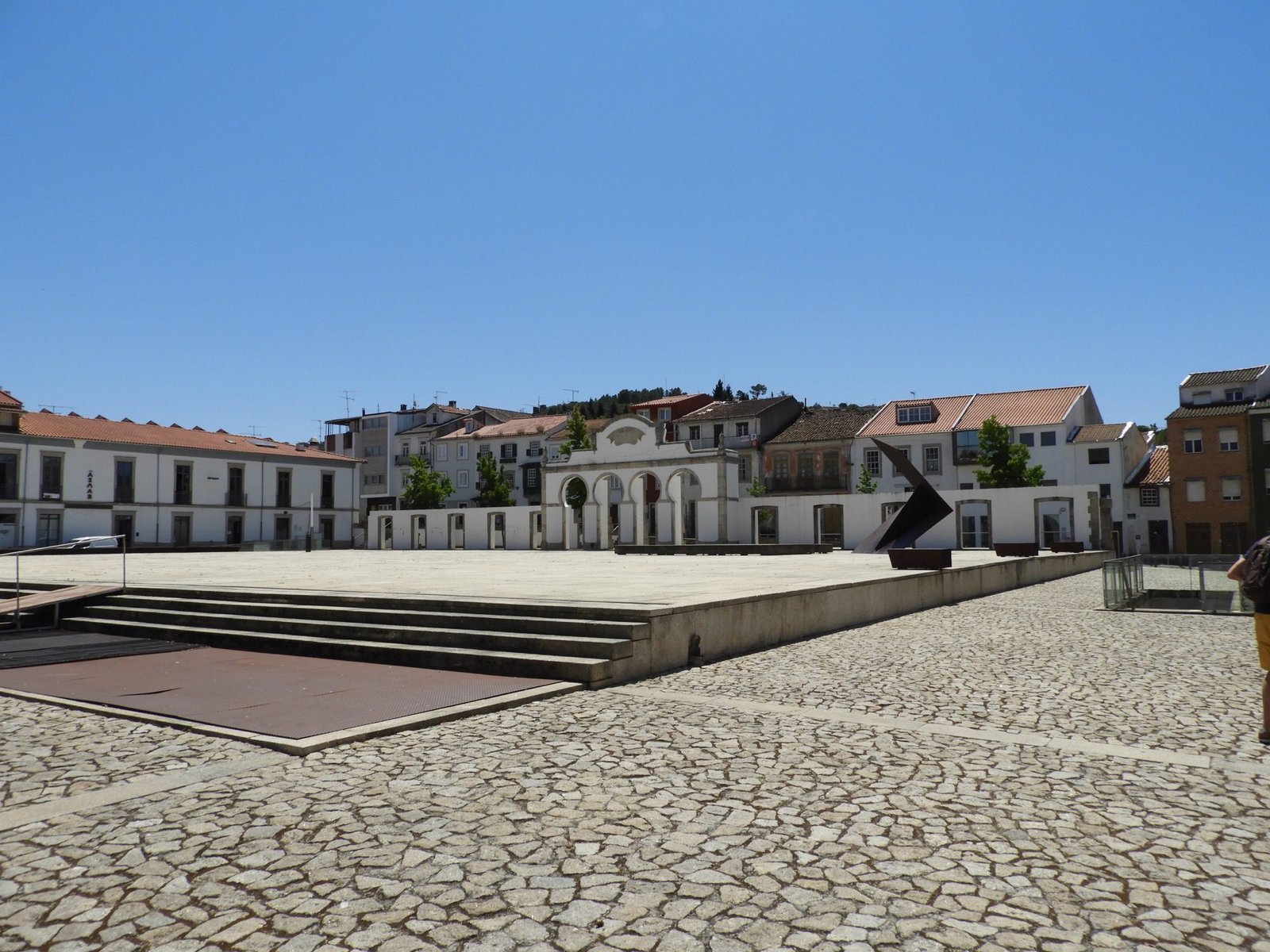 Groot wit plein in Bragança. 