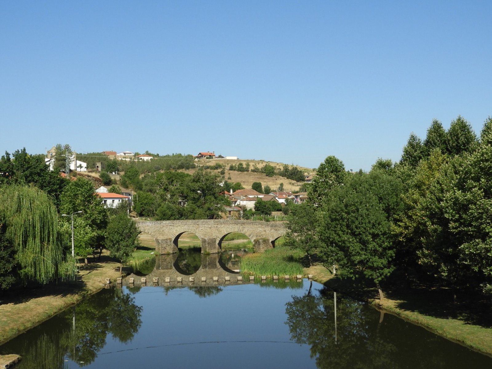 Boogbrug over de Onor rivier.