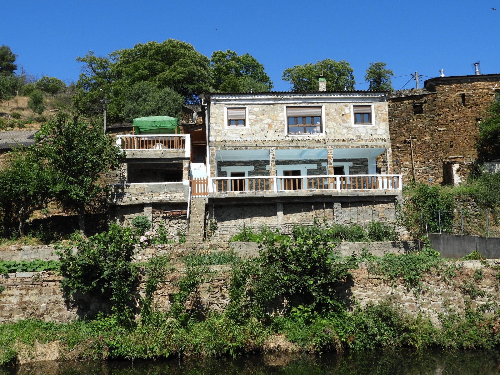 Huis aan de Onor-rivier. 