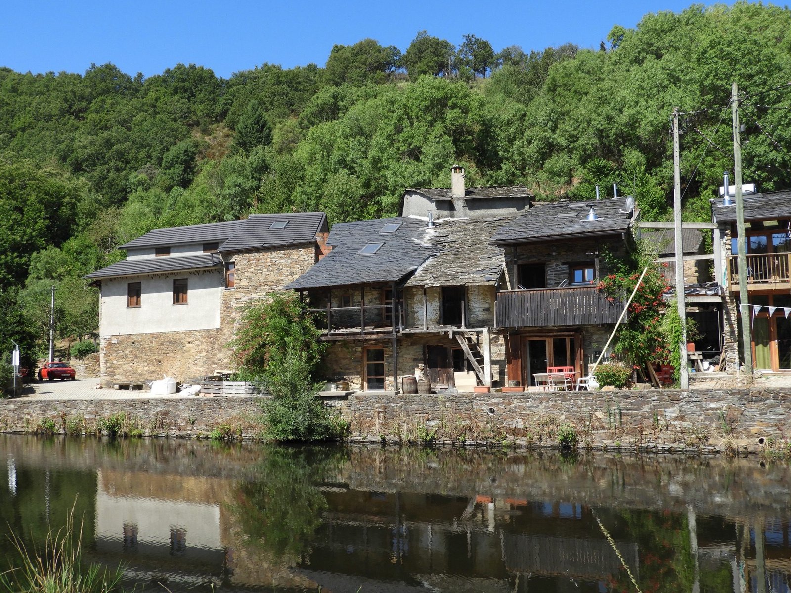 Rij huizen aan de oever van de Onor-rivier.