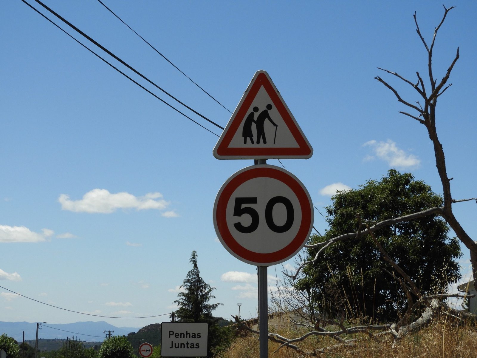 Verkeersbord met overstekende oudjes in Vinhais.