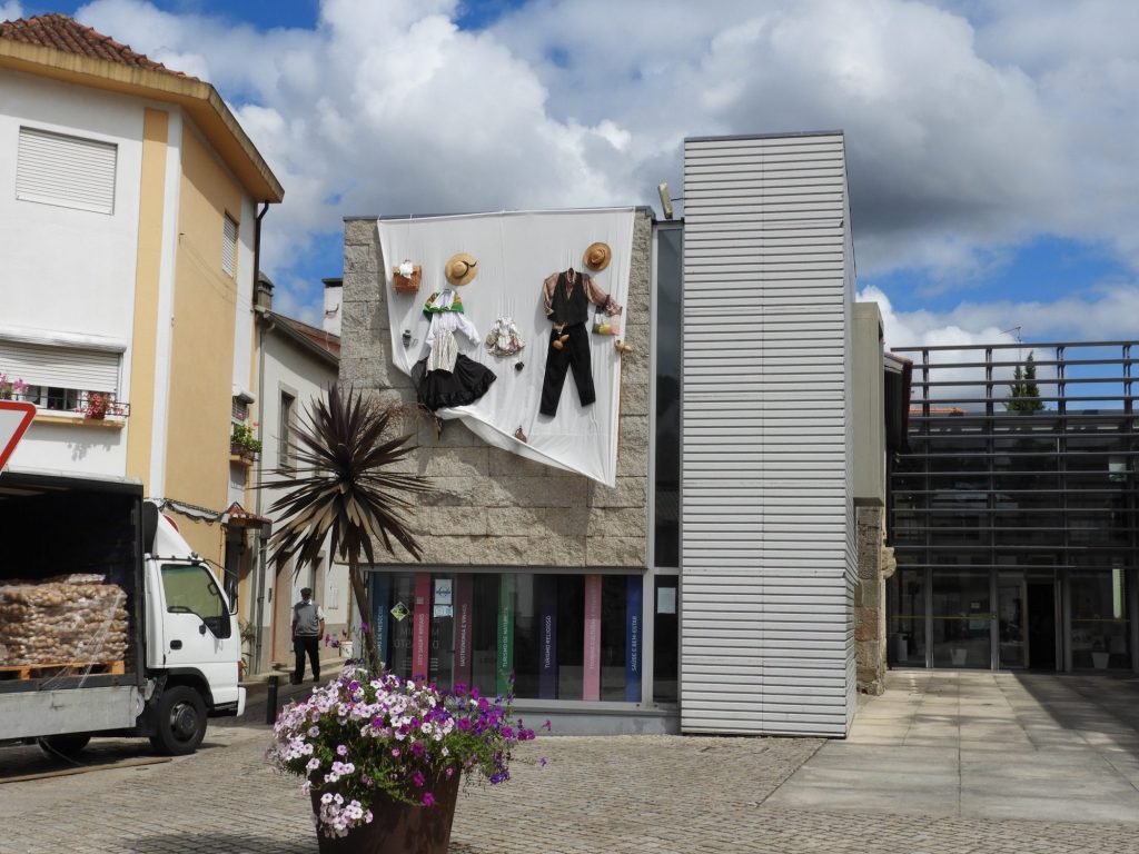 Modern gebouw met spandoek waarop traditionele kledij.