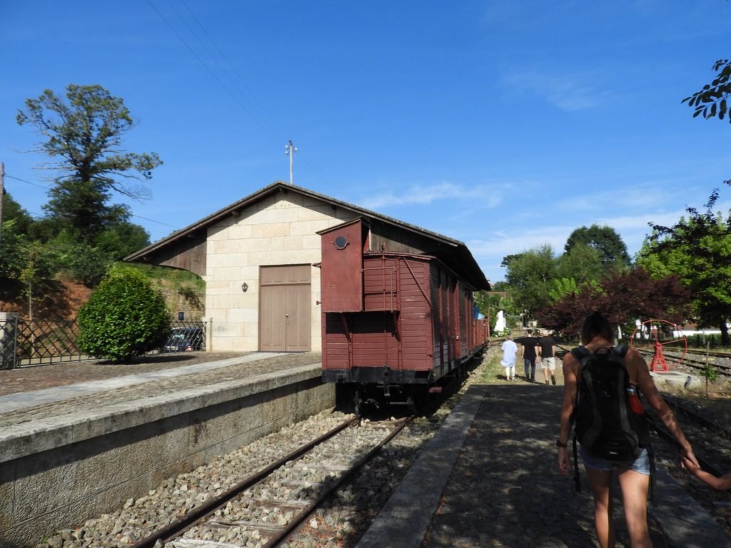 Treinloods naast oude sporen.