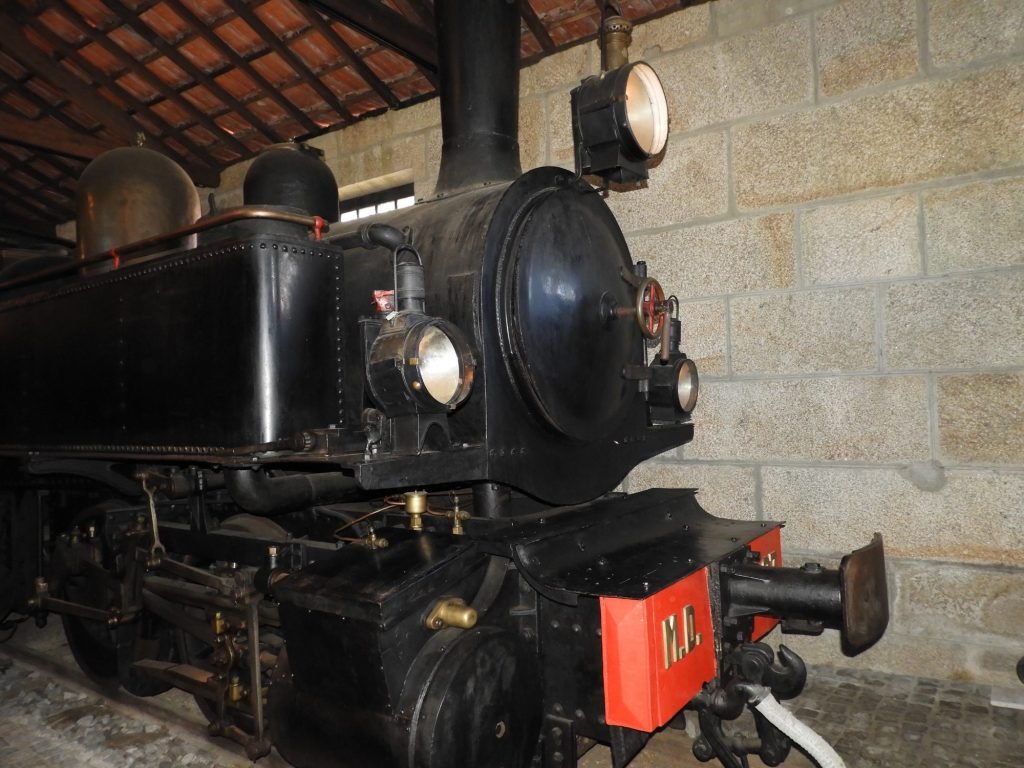 Zwarte stoomlocomotief. 
