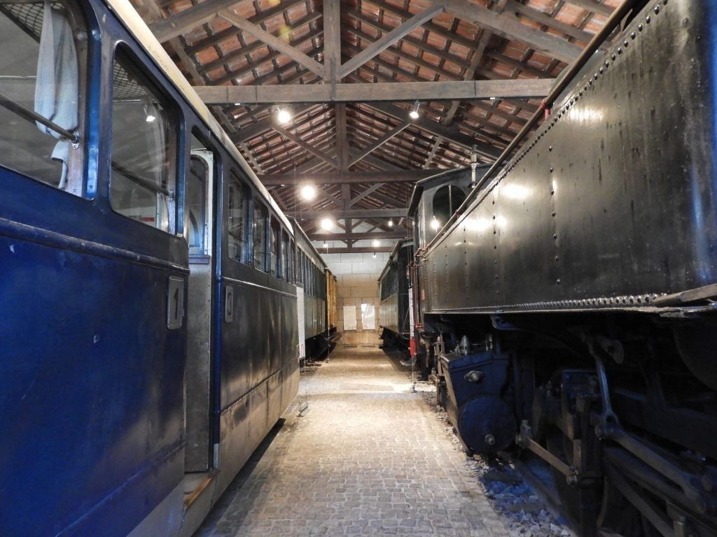 Gang tussen oude treinwagons.

