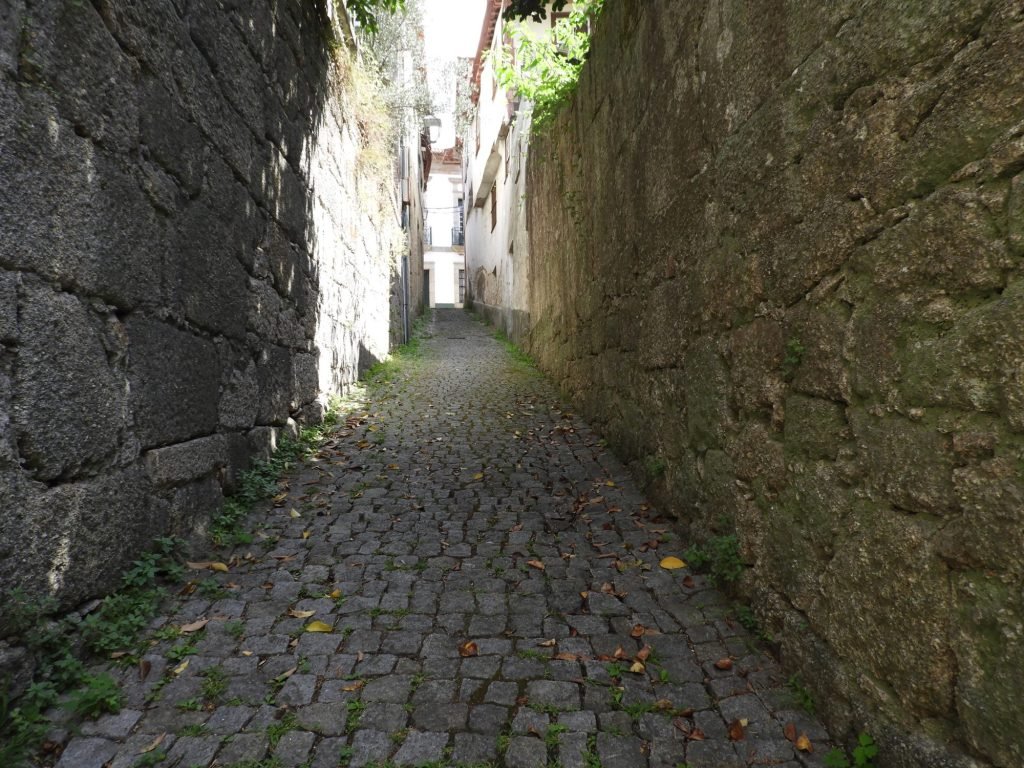 Smal kasseistraatje tussen hoge muren in Amarante.