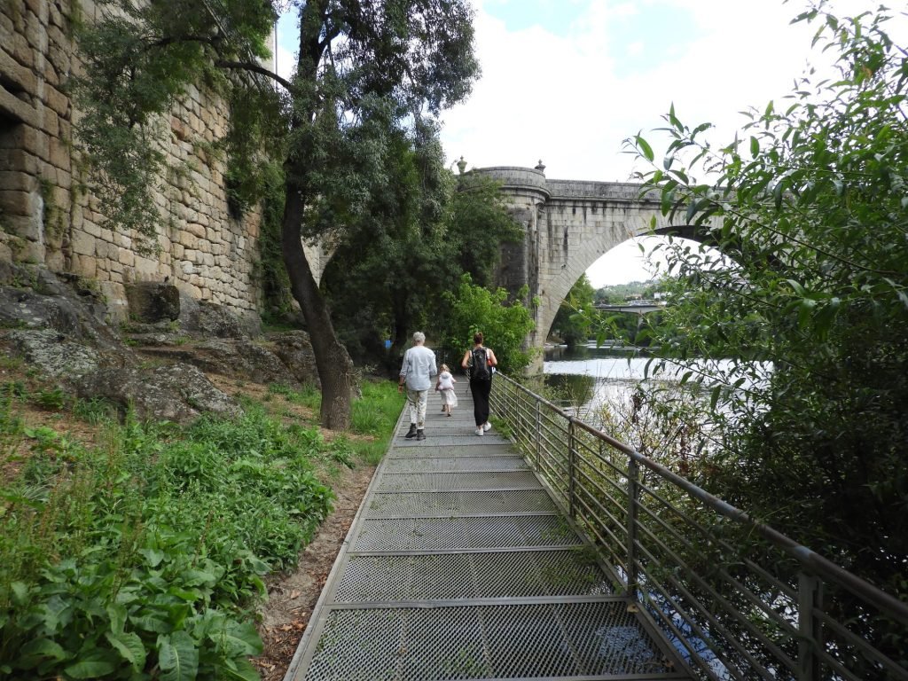 Wandelpad tussen rivier en stadsmuur.