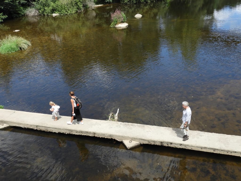 Betonnen oversteekplaats in Tâmega-rivier.