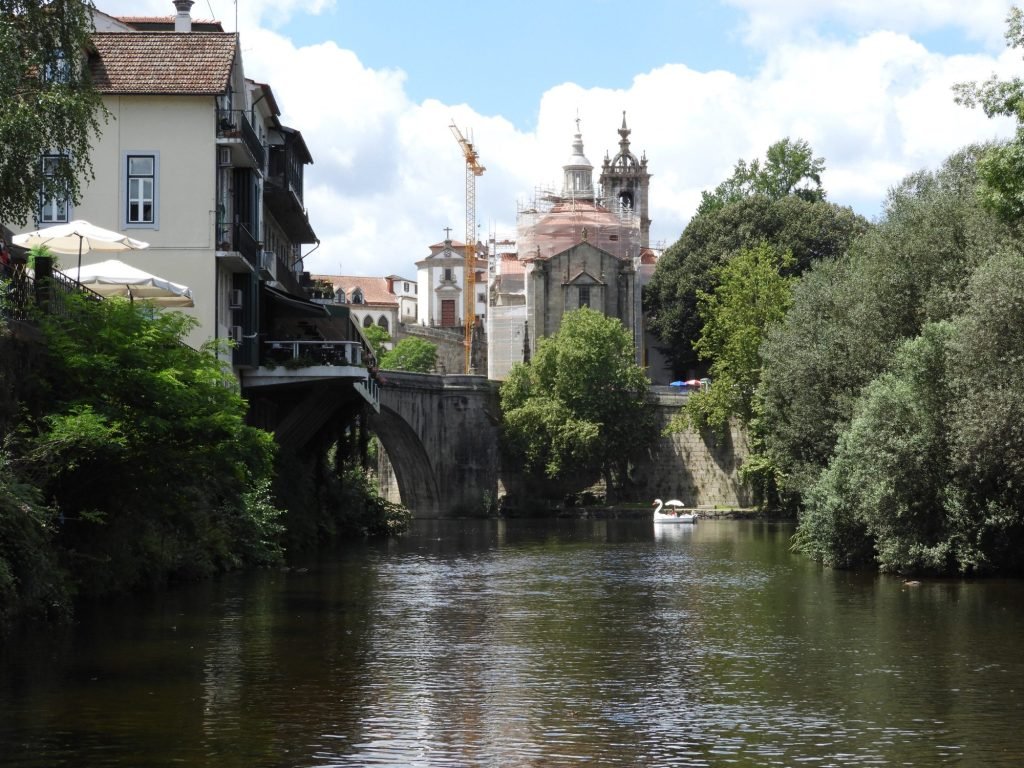Amarante vanaf de rivier gezien.

