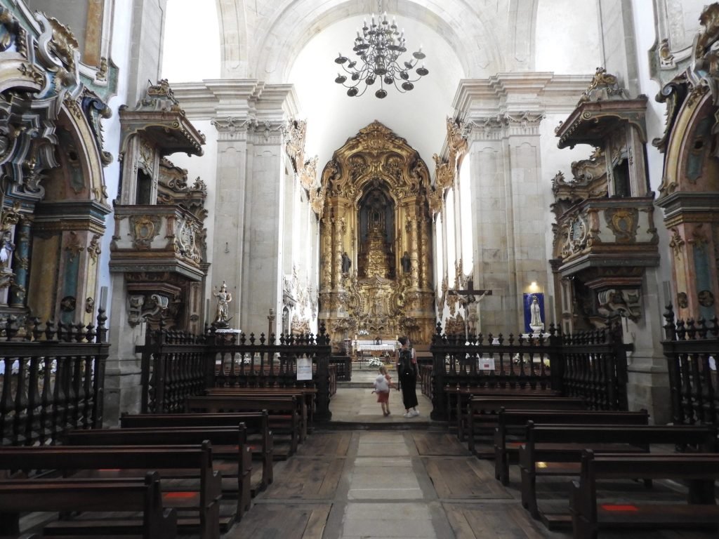 Interieur van kerk.