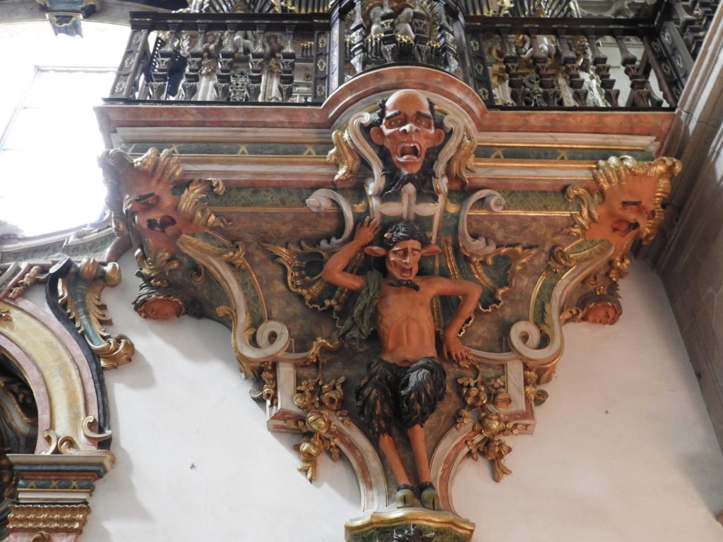 Rode Duivel onderaan orgel.