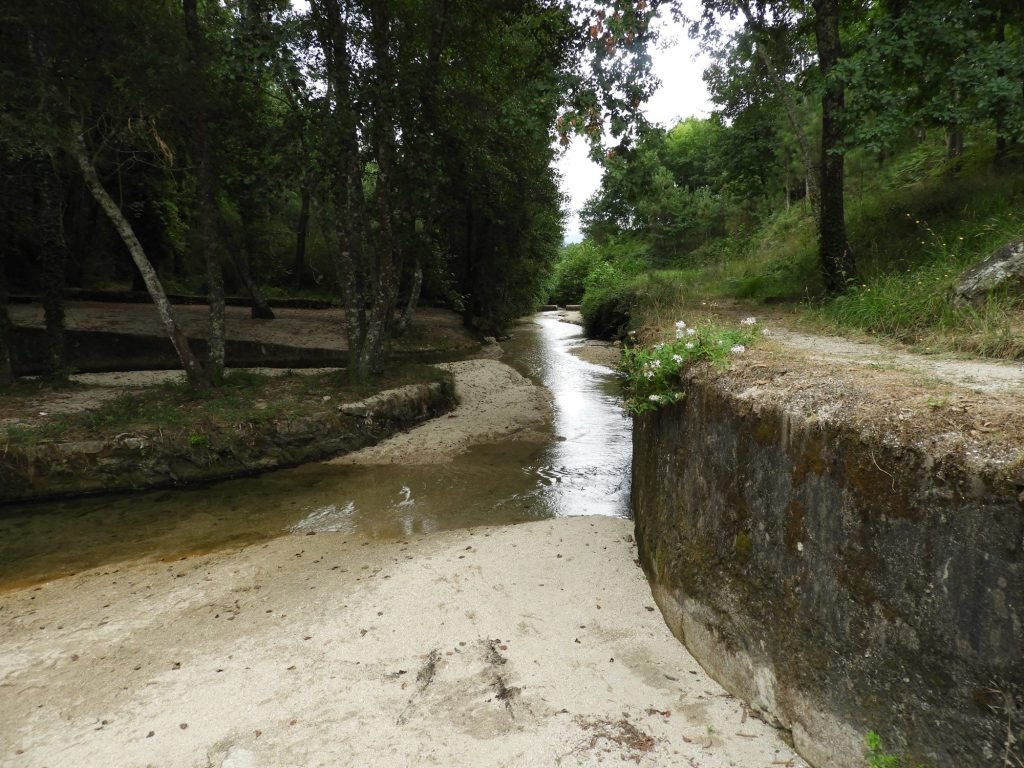 Smalle Veade-rivier met zandstrandje.