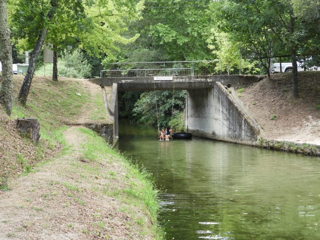 Brug met grote schommel over rivier.