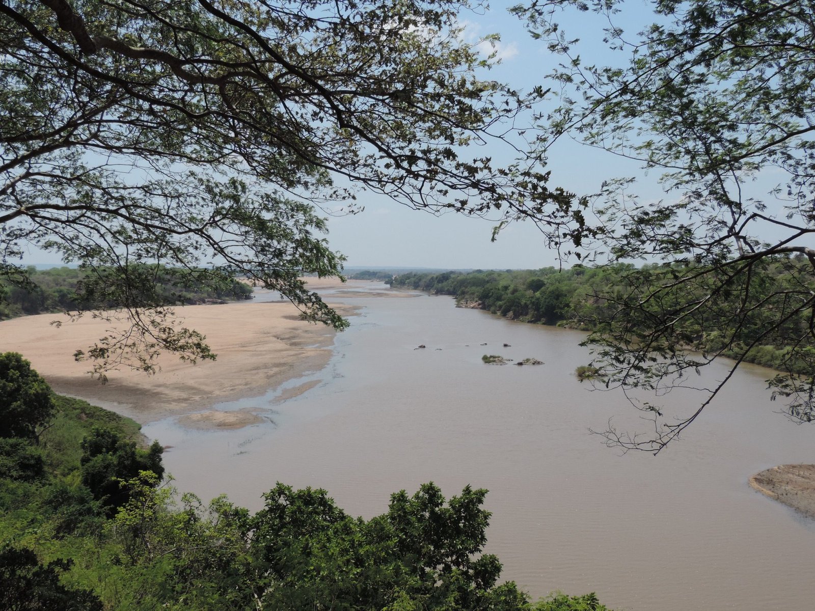 Save-rivier met zandbanken.