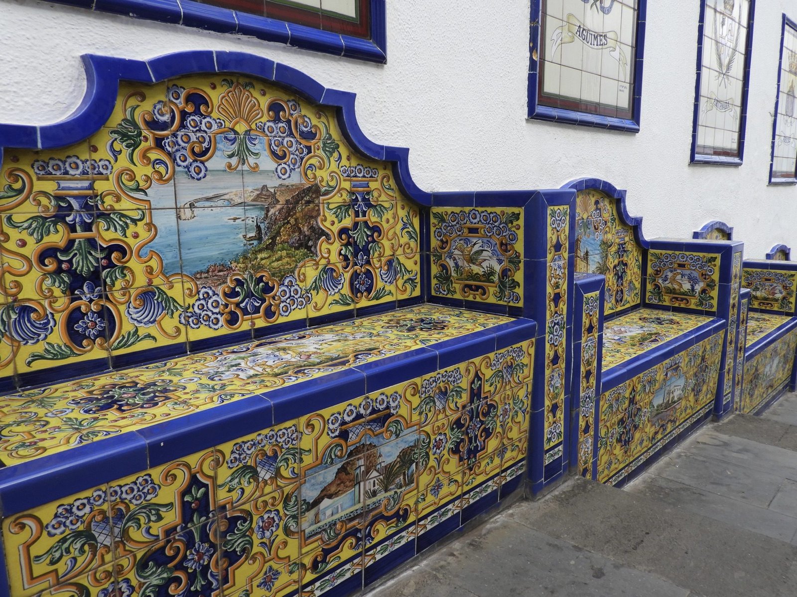 Zitbaken in geel en blauwe azulejo’s.