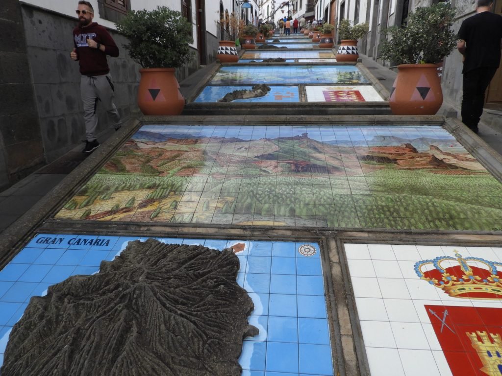 Paseo de Gran Canaria: kleurrijke tegelplaten beelden landschappen uit.