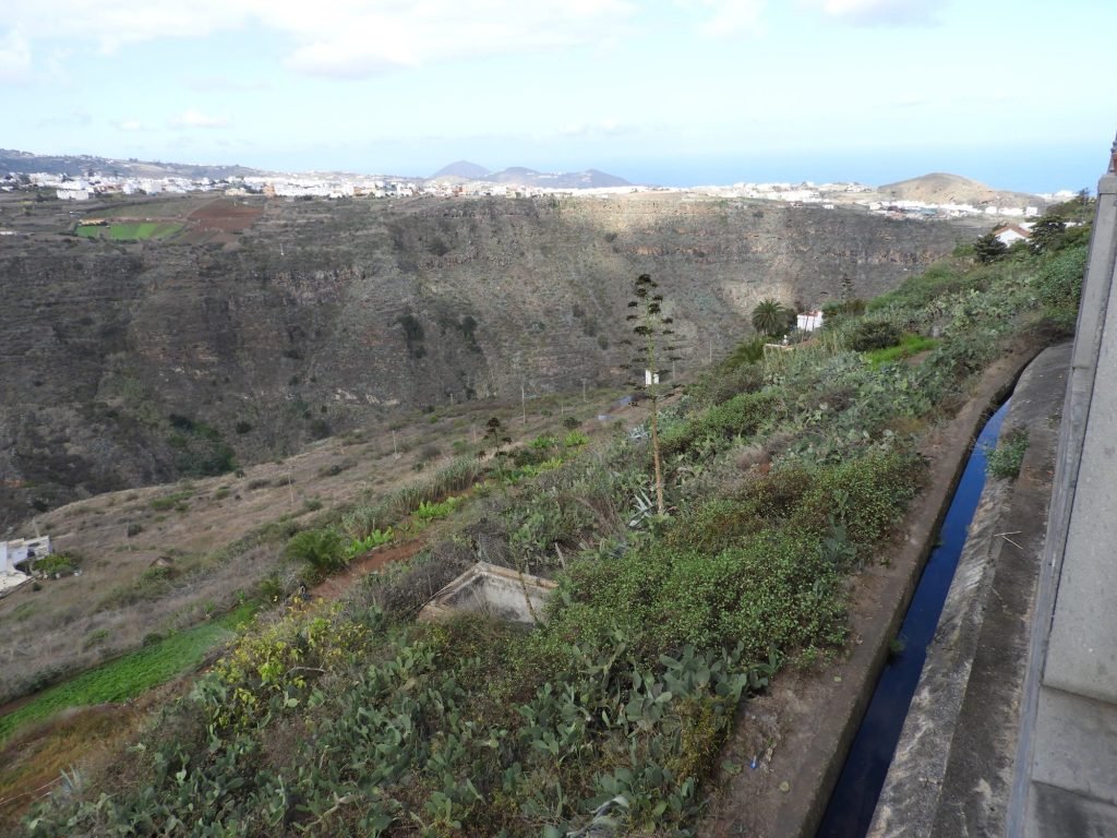 Langwerpige kloof langs de weg.
