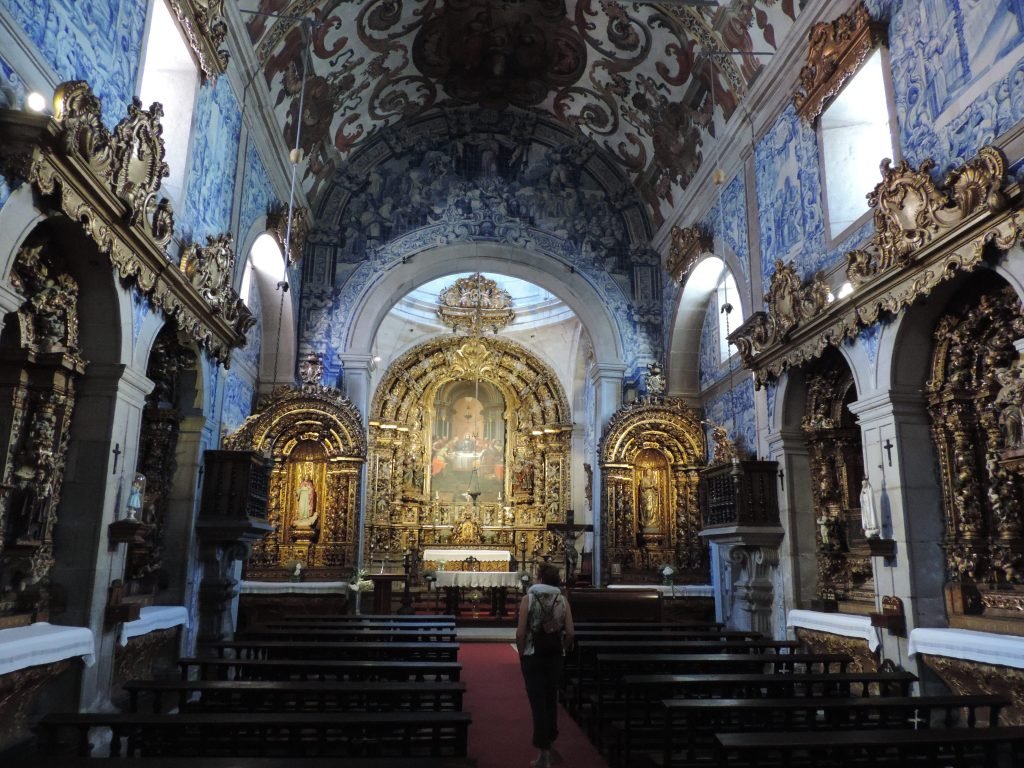 Kerkinterieur met muren met azulejos.