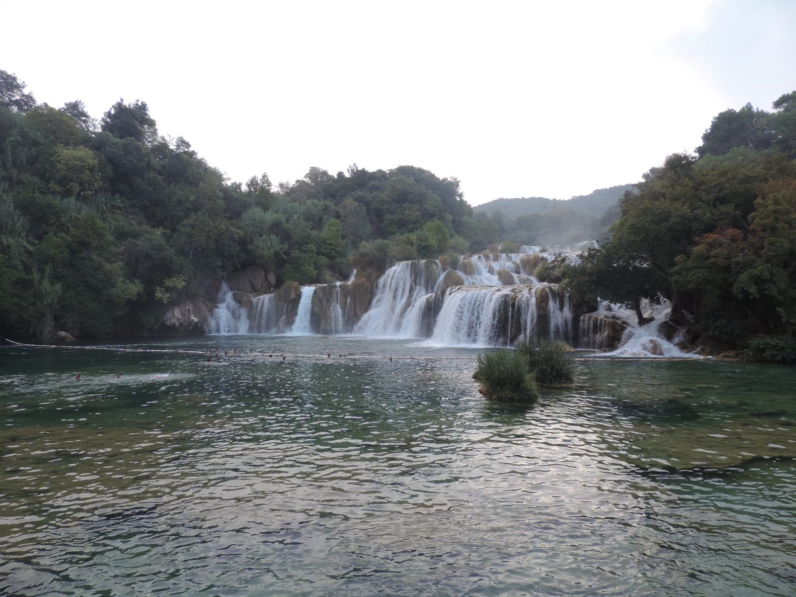 Waterval Skradinski Buk stort in het meer.