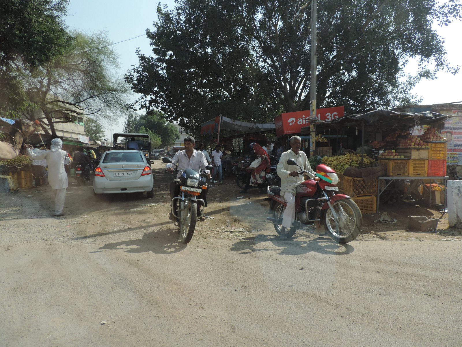 Motorrijders op de weg naar Jaipur.