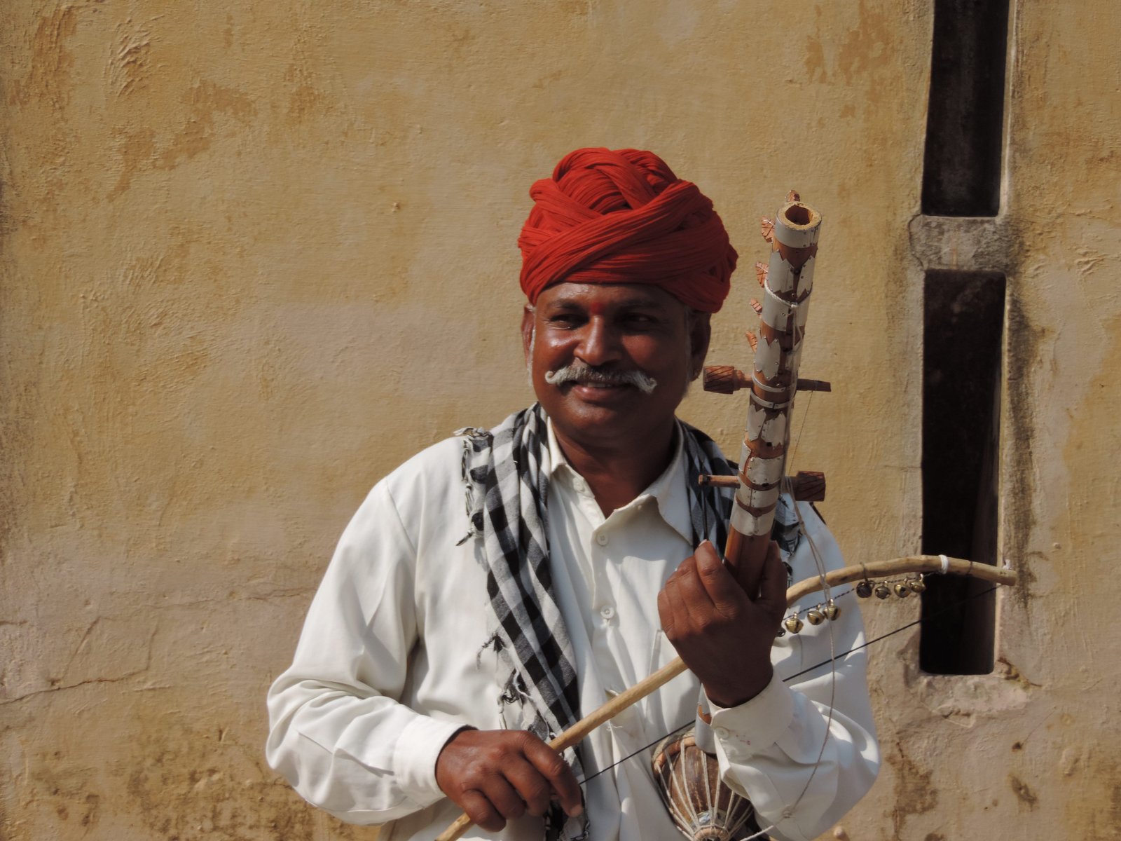 Sitar speler met snor