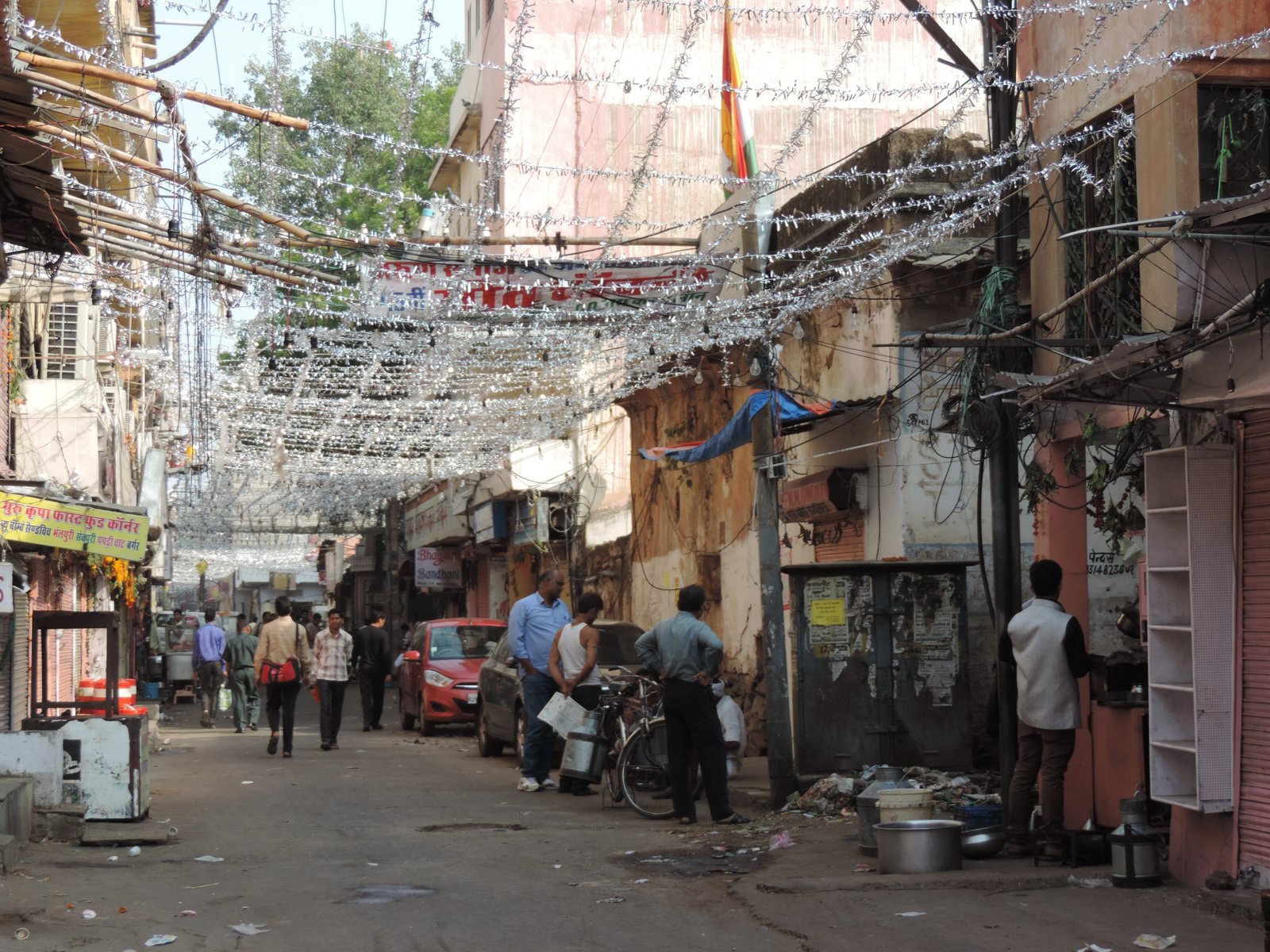 Bapu Bazaar: straat met kraampjes.