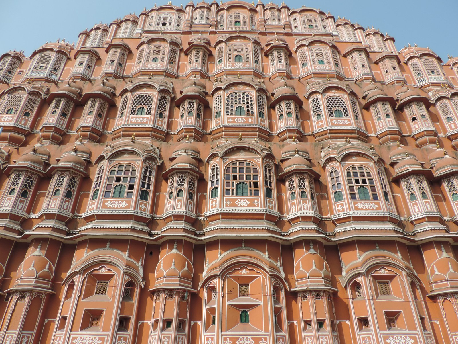 Roze voor gevel van het Paleis der Winden in Jaipur