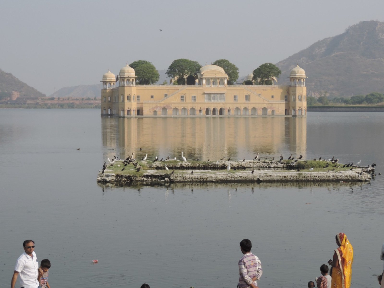 Paleis in het midden van een meer in Jaipur.