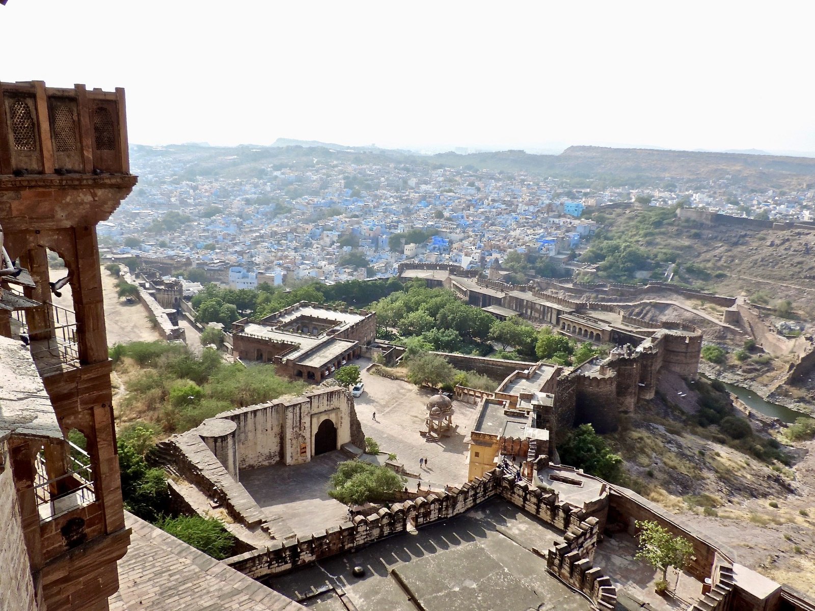 Muren van Mehrangarh fort met zicht op Jhodhpur.
