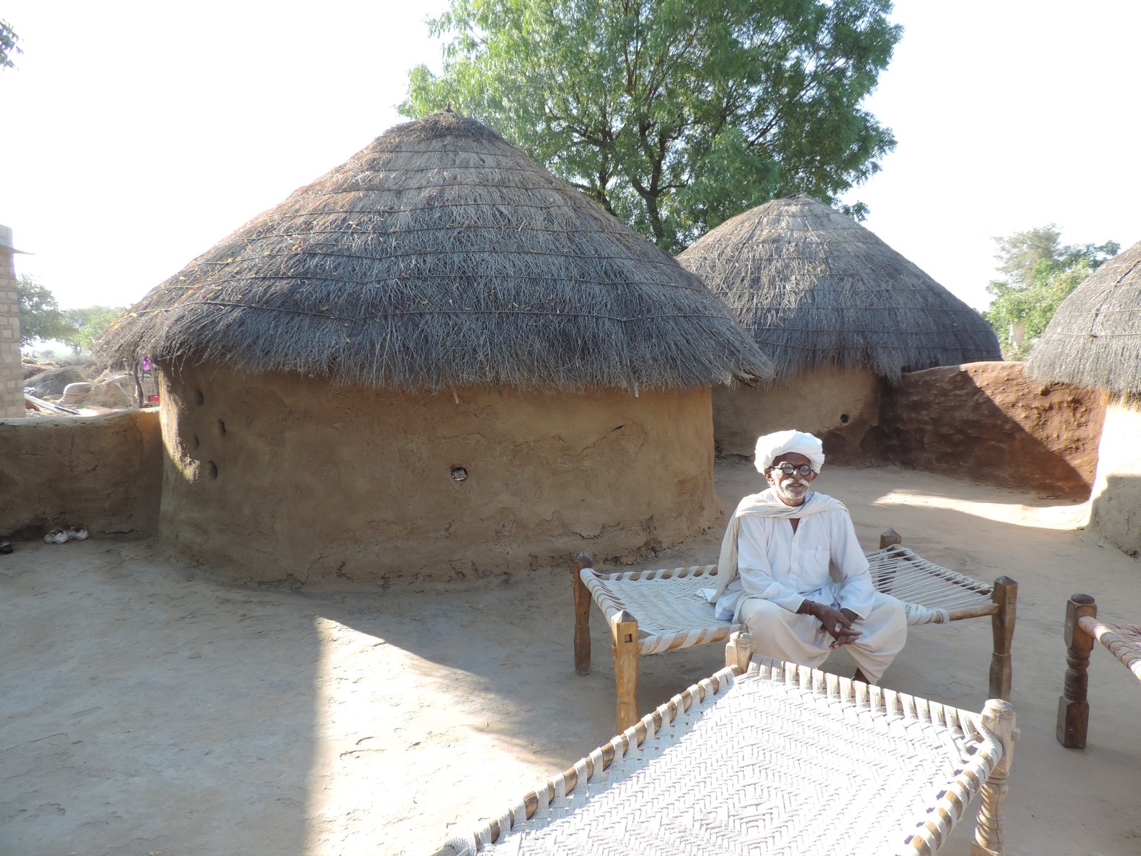 Bishnoi huisjes met persoon in het wit.