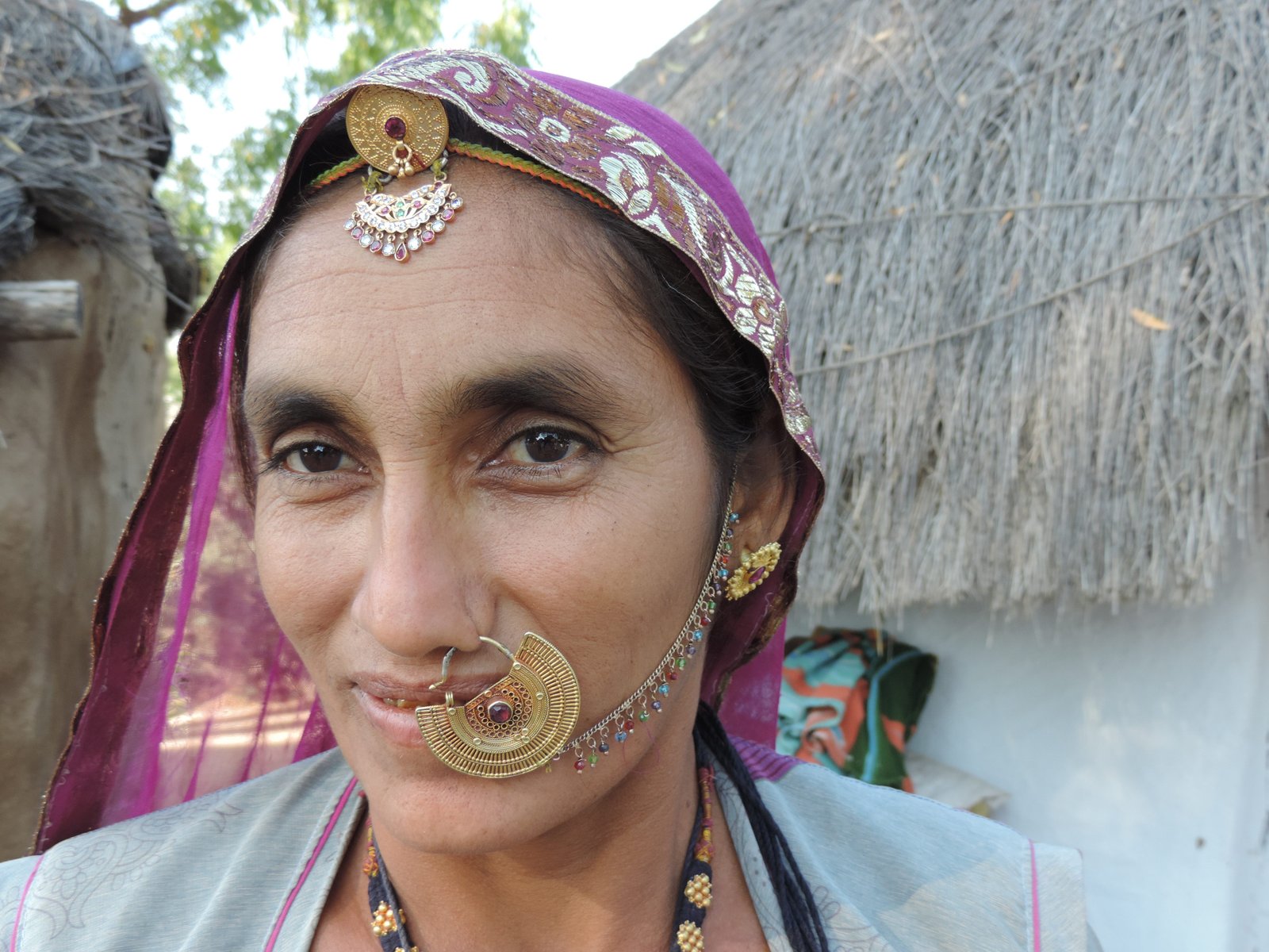 Portret van een Bishnoi-vrouw met grote neusring.