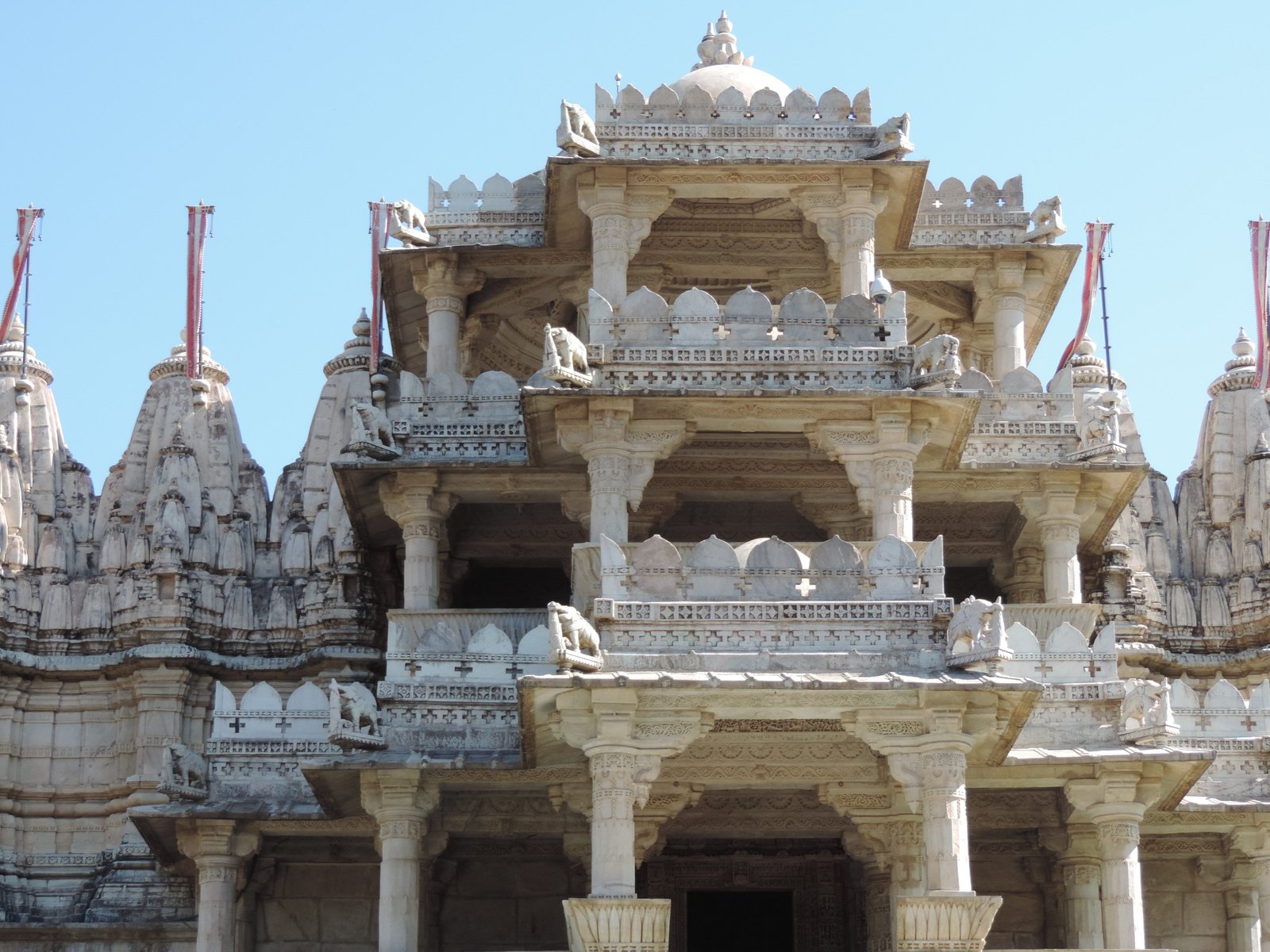 Voorgevel van Ranakpur-tempel.