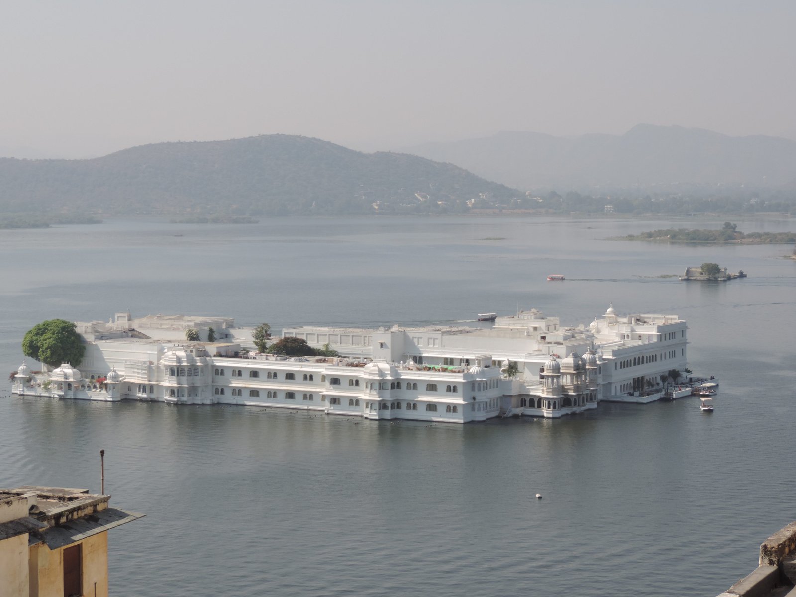 Panorama over meer van Udaipur.