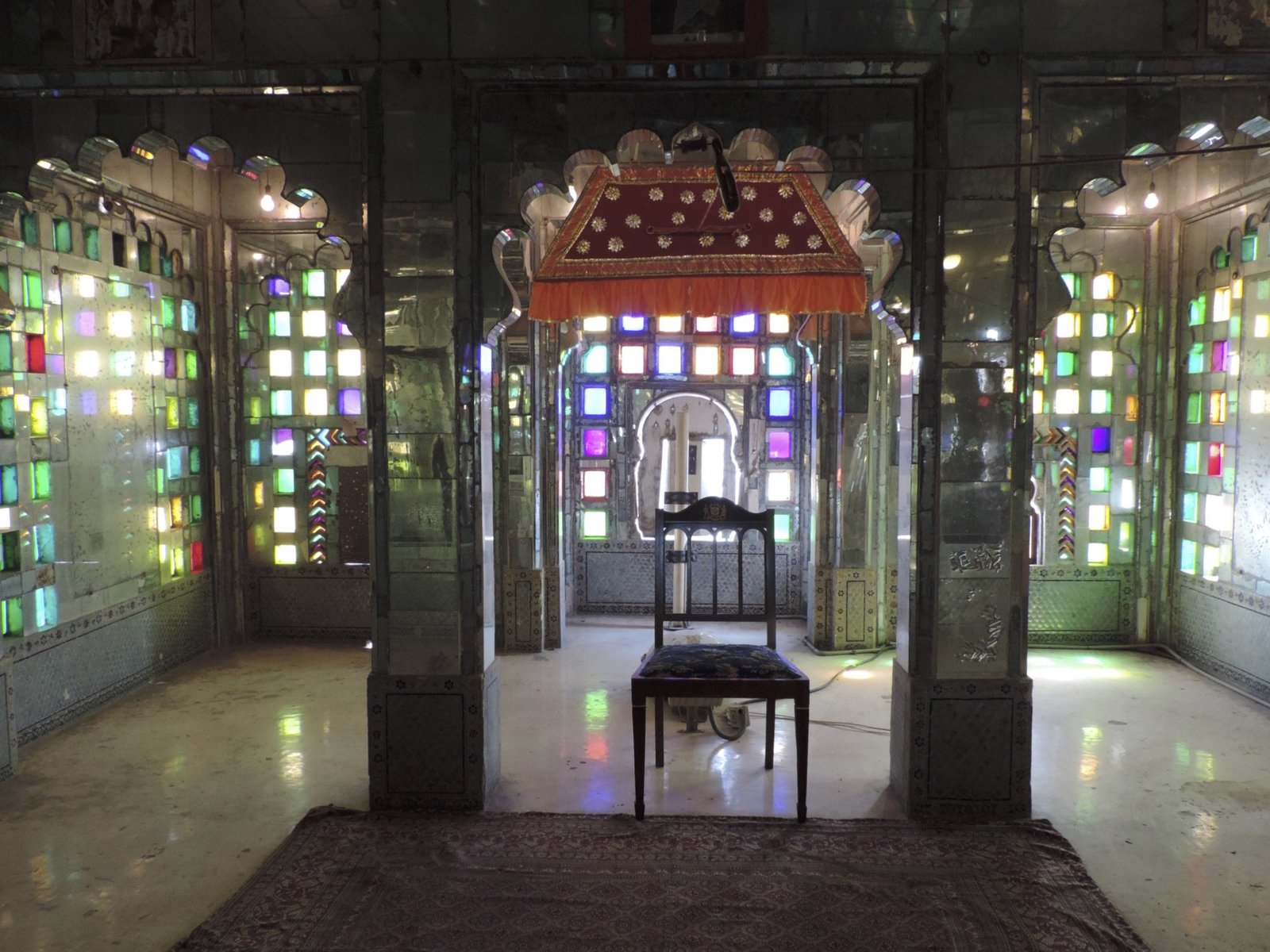Kleurrijk interieur van Udaipurs stadspaleis.