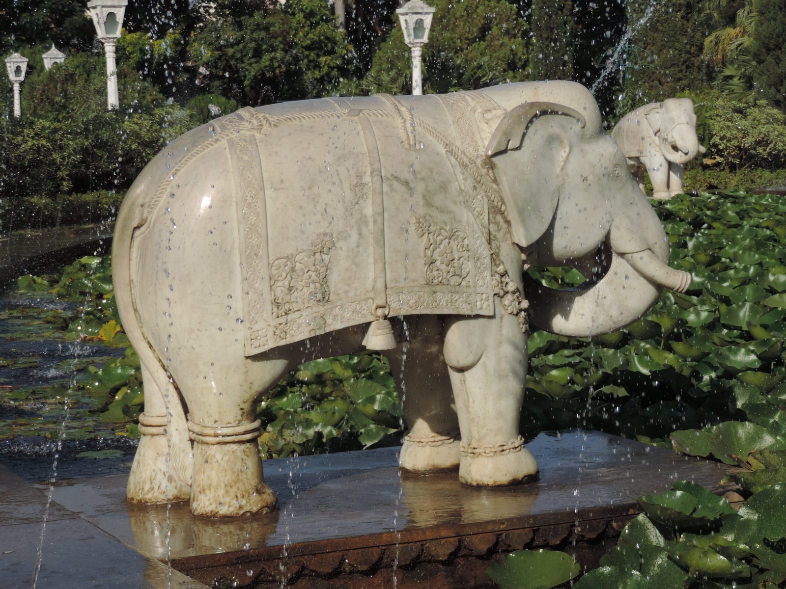 Olifant in wit marmer.