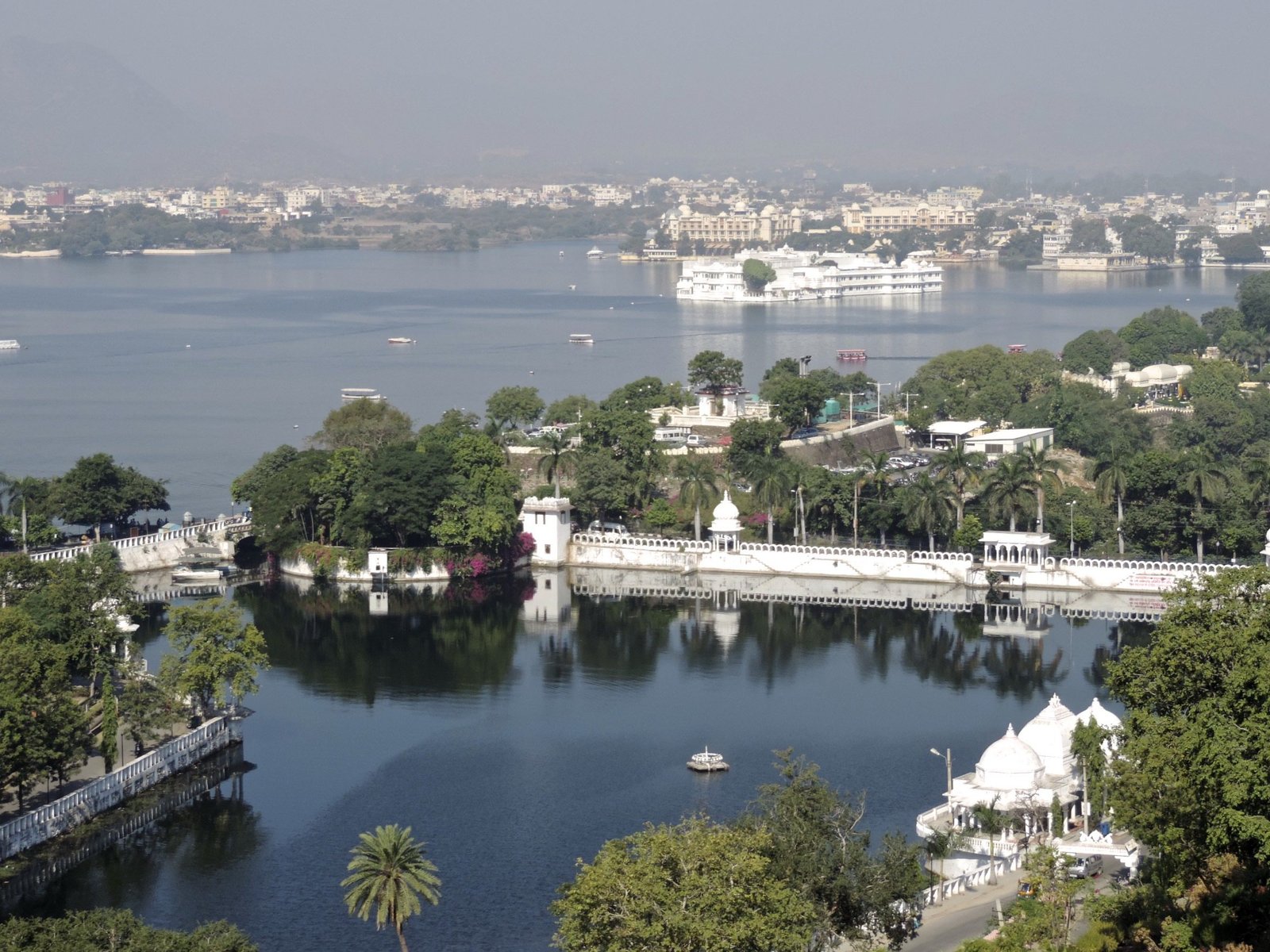 Panorama over het meer van Udaipur.