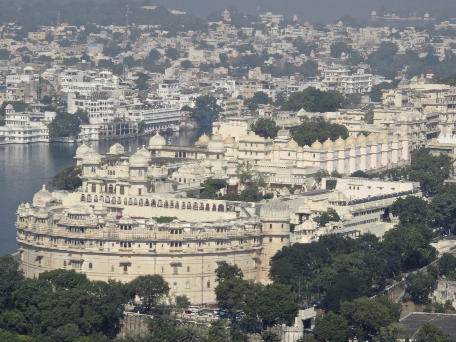 Bovenaanzicht van het stadspaleis van Udaipur.